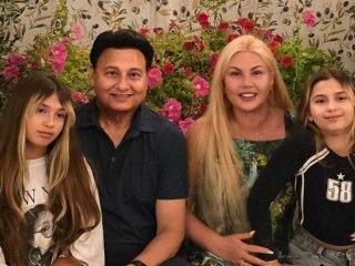 Камалія показала підрослих доньок у вишуканих сукнях і з ексчоловіком привітала їх з важливим святом