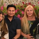 Камалія показала підрослих доньок у вишуканих сукнях і з ексчоловіком привітала їх з важливим святом