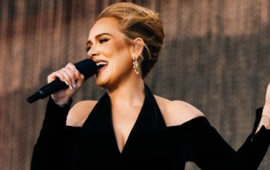 Певица Адель остановила шоу в Лас-Вегасе, узнав о смерти Мэттью Перри