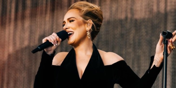 Певица Адель остановила шоу в Лас-Вегасе, узнав о смерти Мэттью Перри