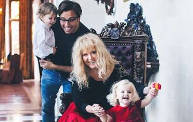 Максим Галкин поделился семейным снимком с женой и детьми