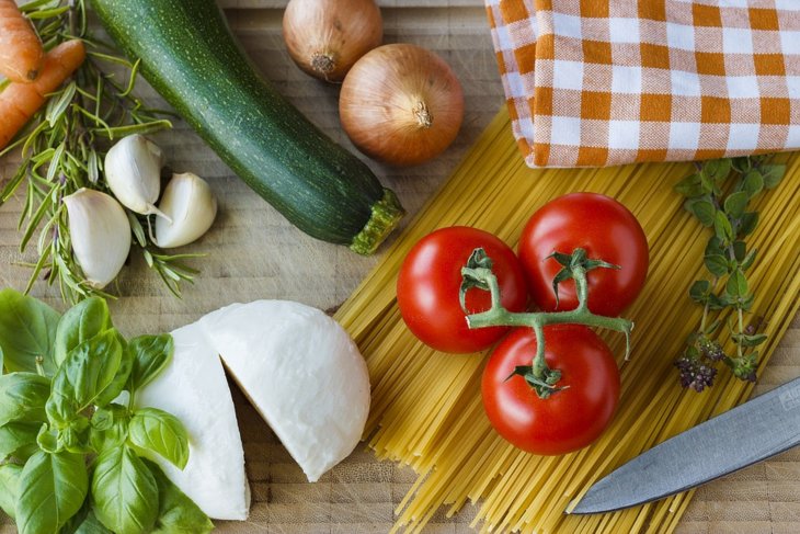 Названы продукты, которые можно употреблять по истечении срока годности