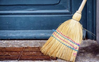 Прослужить довше: що потрібно зробити з новим віником перед першим використанням