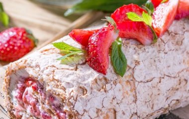 Меренговый рулет с ягодами