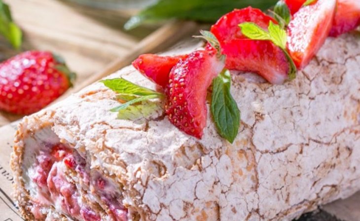 Меренговый рулет с ягодами