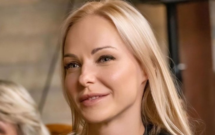 Дарья Трегубова показалась в купальнике на морозе и посветила стройными ножками