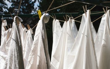 В Мережі набирає популярності ретролайфгак, як відіпрати світлі речі до білосніжного кольору