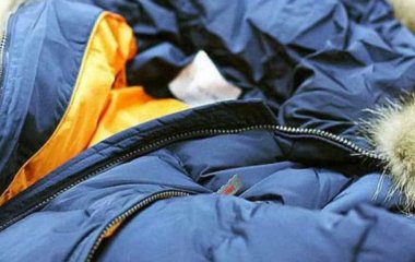 Як почистити замизканий комір куртки, пуховика без прання