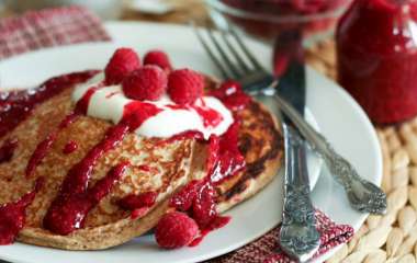 Блины со сливками и малиной