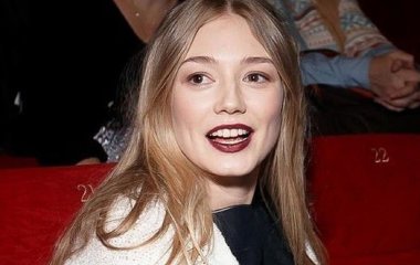 Кричащий от удовольствия Козловский запрыгнул в койку к Акиньшиной