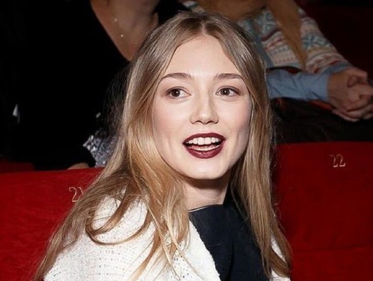 Кричащий от удовольствия Козловский запрыгнул в койку к Акиньшиной