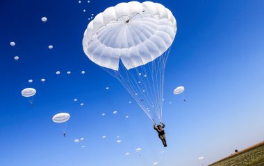 Британець опинився в лікарні після падіння на землю з парашутом, що не розкрився 