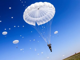 Британець опинився в лікарні після падіння на землю з парашутом, що не розкрився 