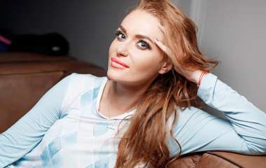 Именинница Слава Каминская восхитила своим видом в блестящем платье