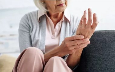 Біль у суглобах: чому виникає, хто у групі ризику, як лікувати