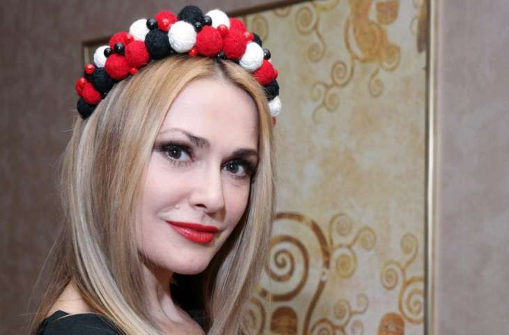 Ольга Сумська приміряла вбрання з квітковим принтом