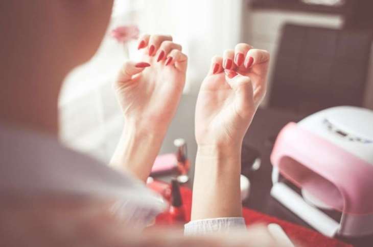 Медики розповіли, як за станом нігтів виявити меланому