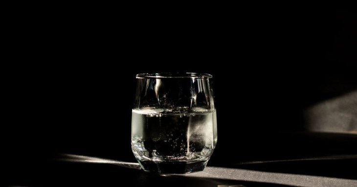 Чи можна пити воду, яка простояла всю ніч: ось що з нею насправді відбувається