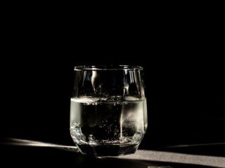Чи можна пити воду, яка простояла всю ніч: ось що з нею насправді відбувається