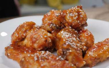 Крылышки в кунжуте с хрустящей лапшой