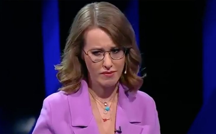 Ксения Собчак дополнила платье в горошек курткой-косухой