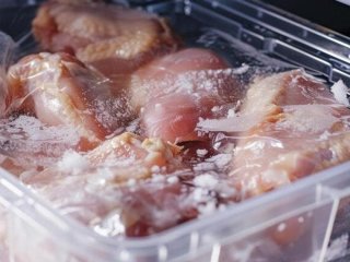 Скільки можна зберігати м’ясо в морозилці: терміни для курятини, свинини та яловичини