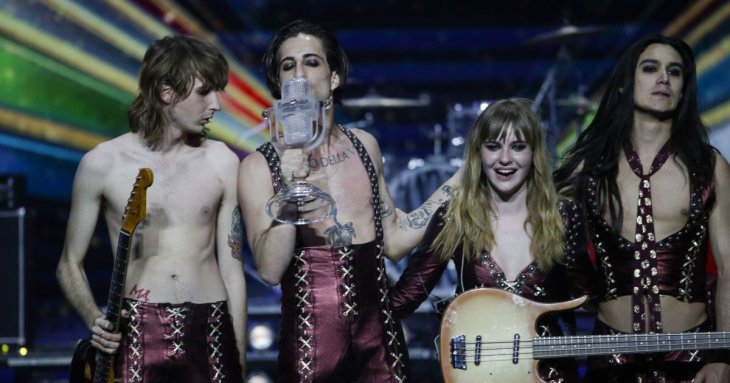 Победитель «Евровидения» порвал штаны на сцене и попал на видео