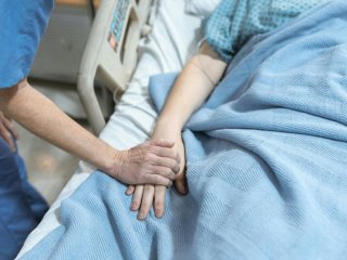 Думала, що це отруєння, але діагноз виявився серйознішим: лікарі дали жінці страшний прогноз