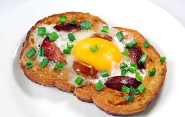 Колбаса, запеченная в хлебе