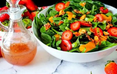 Необычный салат из шпината, клубники и мандаринов.