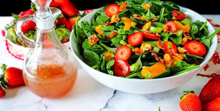 Необычный салат из шпината, клубники и мандаринов.