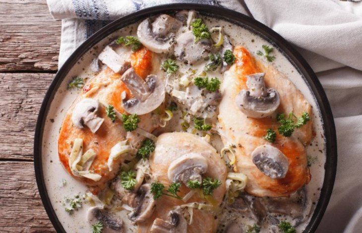 Гурману не устоять: готовим куриные бедрышки с грибным соусом