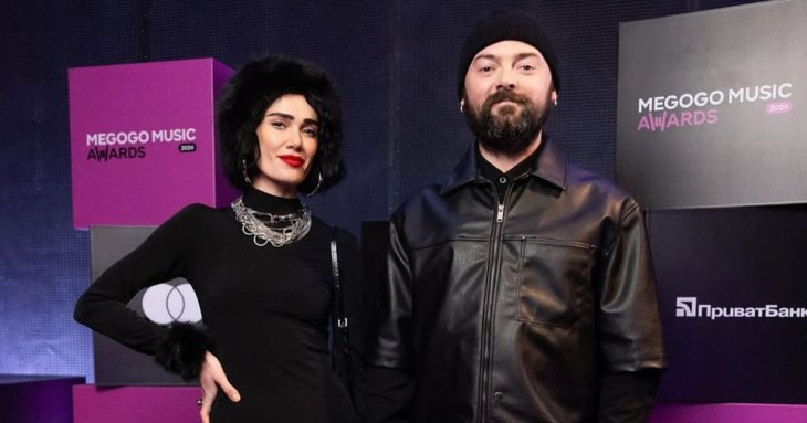 Вдова ADAM вперше після його похорону вийшла на зав'язок та не змогла стримати сліз