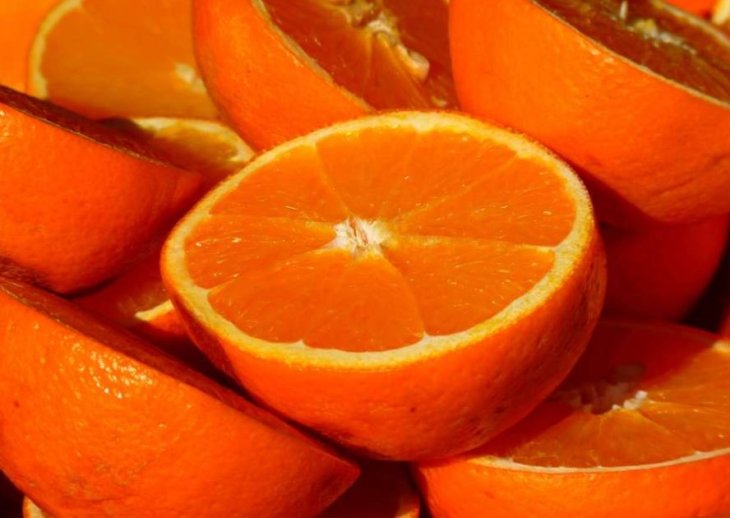 Медики назвали популярные продукты, содержащие больше витамина с, чем апельсин