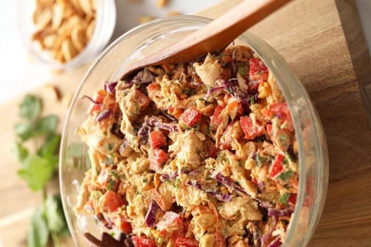 Вкусный салат с копченой курицей: рецепты аппетитного блюда
