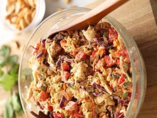 Вкусный салат с копченой курицей: рецепты аппетитного блюда