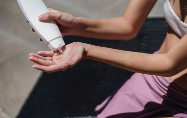 Лікар-дерматолог розповіла, які засоби допомагають вилікувати сонячні опіки.