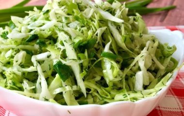 Полезный и бюджетный салат из капусты, который никогда не надоест: готовится 10 минут