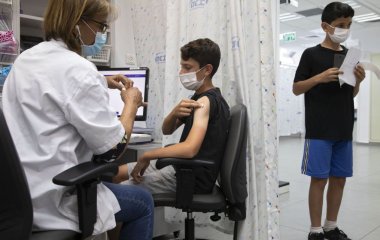 МОЗ дозволило вакцинувати проти COVID-19 дітей віком 12-17 років: є важлива умова