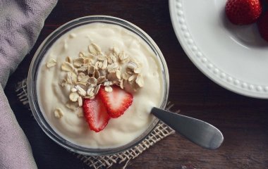 Кефір чи йогурт: дієтологи розповіли, який кисломолочний продукт краще обирати для здоров’я