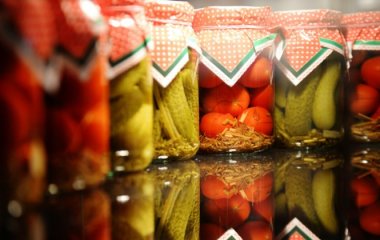 Лікар розповів, які домашні консерви є небезпечними для життя.