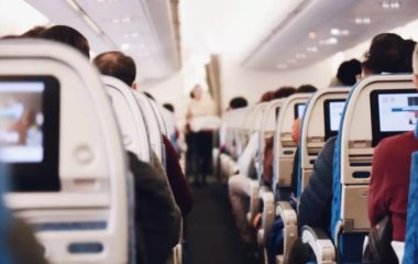 Пара подала в суд на авиакомпанию из-за собаки, которая много пукала в салоне