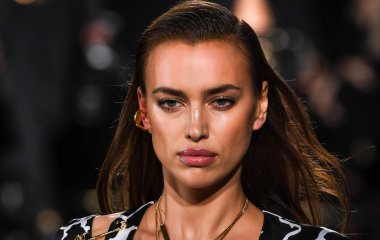 Ирина Шейк замечена на прогулке с дочерью