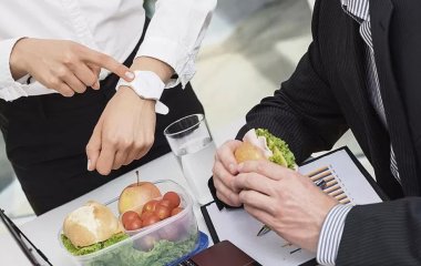 Названо небезпечні наслідки відмови від обідньої перерви