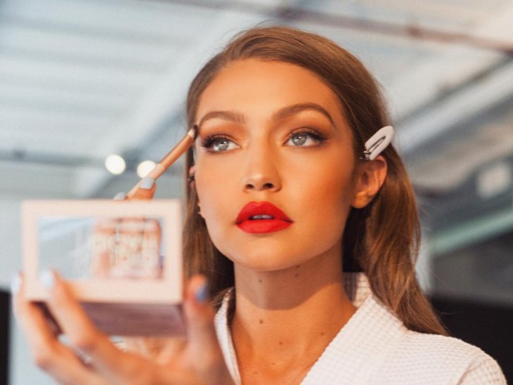 Беременная Джиджи Хадид впервые показала округлившийся живот