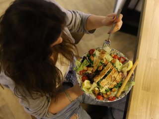 Диетолог рассказал, какие продукты и когда нужно есть для уменьшения аппетита