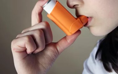 Вчені відкрили бактерій, які провокують алергію та астму у немовлят