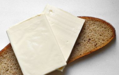 Чи можна їсти плавлений сир щодня: дієтологи розповіли, коли цей продукт протипоказаний