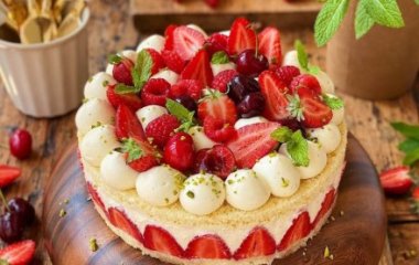 Торт мильфей с клубникой и черникой, который можно приготовить за 30 минут