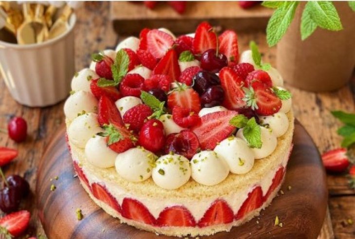 Торт мильфей с клубникой и черникой, который можно приготовить за 30 минут